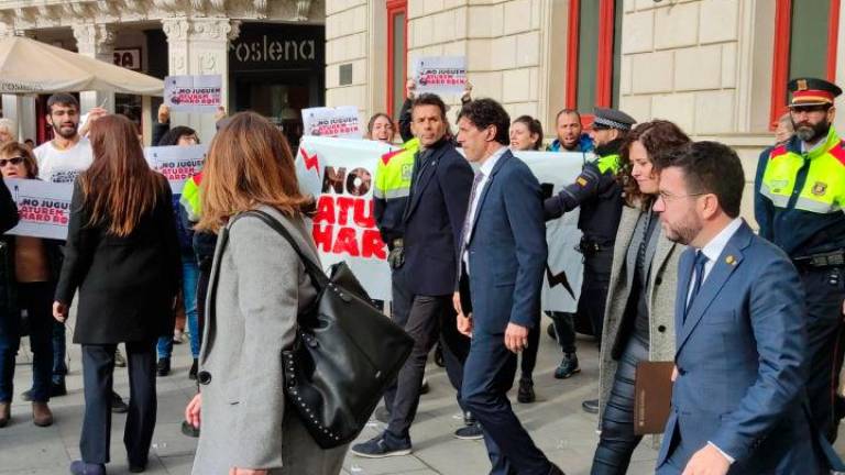 Imagen de Pere Aragonès a su salida del Ayuntamiento de Reus, donde ha sido abucheado por su apoyo a Hard Rock. Foto: Cedida