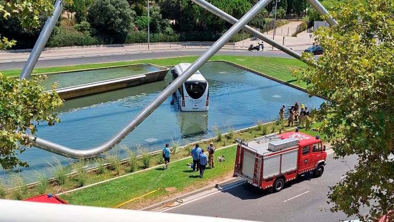 $!Un autobús pierde el control y termina dentro de una fuente en Reus