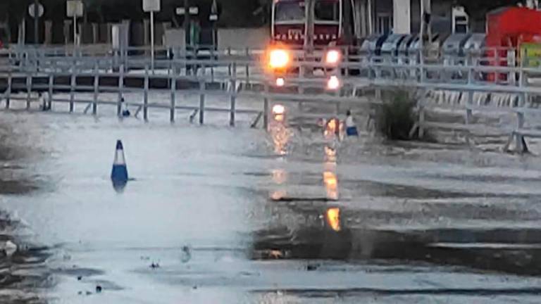 La carretera que va junto al canal, inundada. Foto: DT