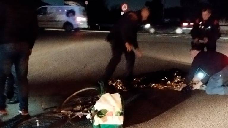 El ciclista ha sido atentido por el SEM tras recibir el impacto de un vehículo. Foto: cedida