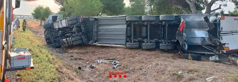 El camión accidentado. Foto: Bombers de la Generalitat