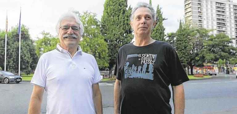 Zacarías Henar (Òmnium) y Agustí Ferrer (ANC), el viernes en la Plaça Imperial Tarraco. Foto: Àngel Ullate