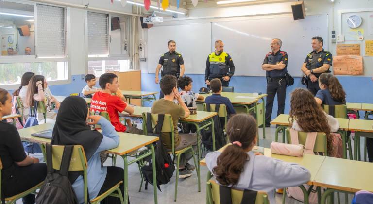 Els Mossos d’Esquadra i la Policia Local en una xerrada als alumnes de l’ESO. Foto: Ajuntament de Constantí