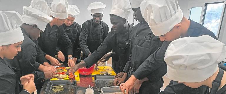 Ayer empezaron las clases prácticas en la nueva cocina del Esplai de la Gent Gran. Foto: Joan Boronat