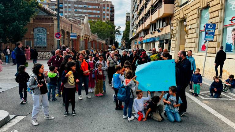 Una cinquantena de persones, entre pares, mares i alumnes, han tallat aquest divendres l’avinguda Prat de la Riba, davant de l’escola. FOTO: Alba Mariné