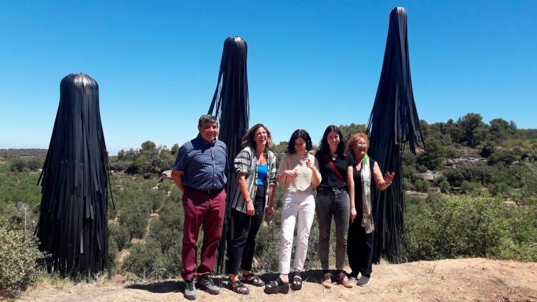 Els impulsors de Mas Blanch i Jové, el Joan Jové i la Sara Balasach Blanch, als extrems, amb l’artista Cristina Mejías i la comissària Blanca del Río, i Sara Jové, gerent del celler La Vinya dels Artistes. Foto: M. Victòria Bertran