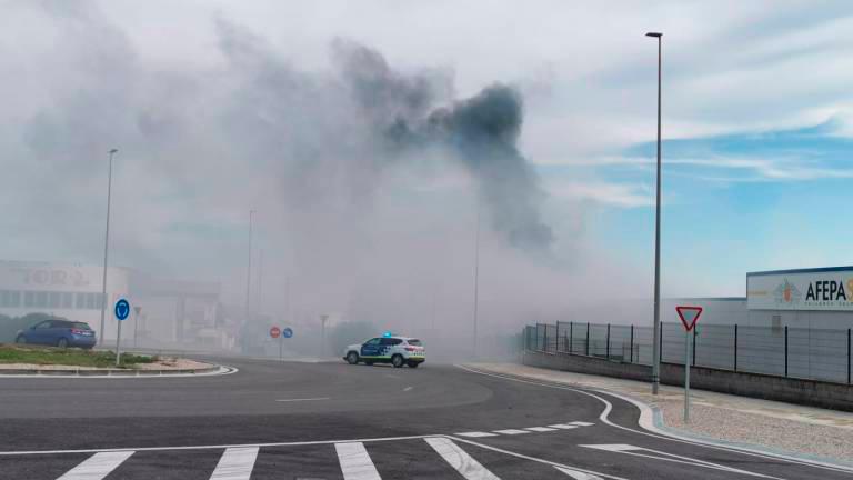 Humareda en un incendio en la nave en noviembre de 2022. Foto: Àngel Juanpere