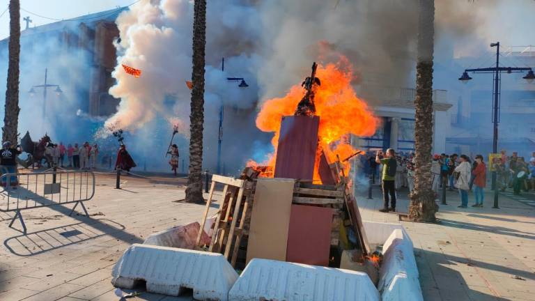 Los Diables Voramar encendieron la hoguera del Serrallo. Foto: Pere Ferré