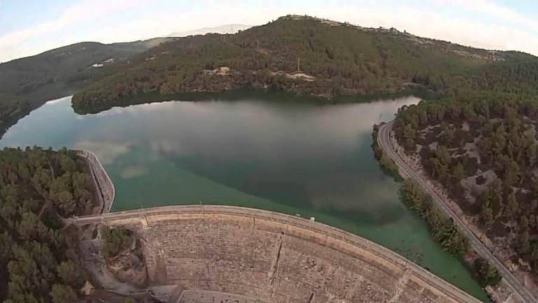 $!Tras periodos de lluvias intensas el pantano del Foix está a rebosar.