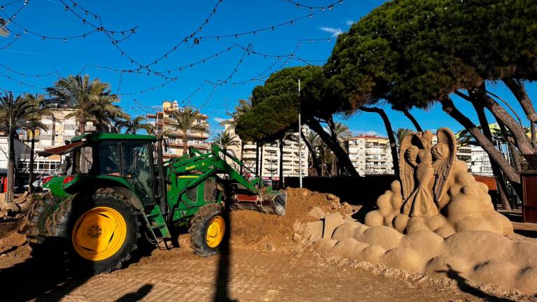 Las máquinas trabajan este jueves por la mañana en la destrucción del pesebre. Foto: Alba Mariné