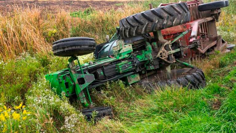 Un tractor volcado en una imagen de archivo. Foto: EFE