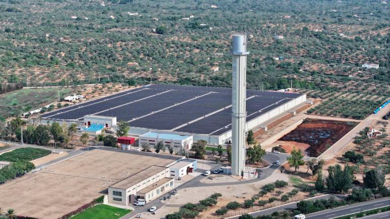 Vista aèria del parc solar, situat sobre l’estació de tractament del CAT a l’Ampolla. Foto: CAT