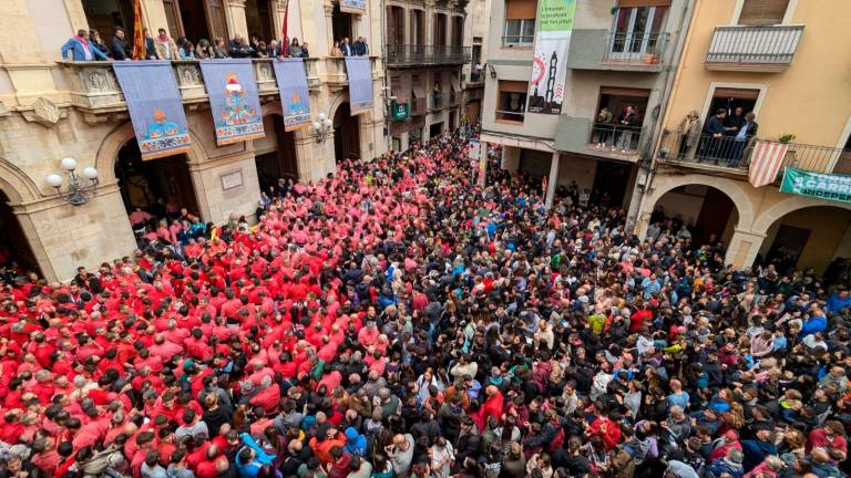 Imatge de la plaça del Blat de Valls plena per la Diada. Foto: Àngel Ullate