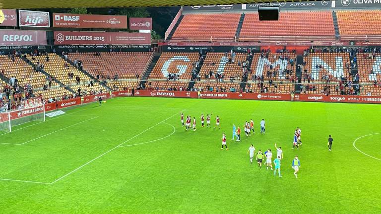 Los jugadores lo celebran con la afición