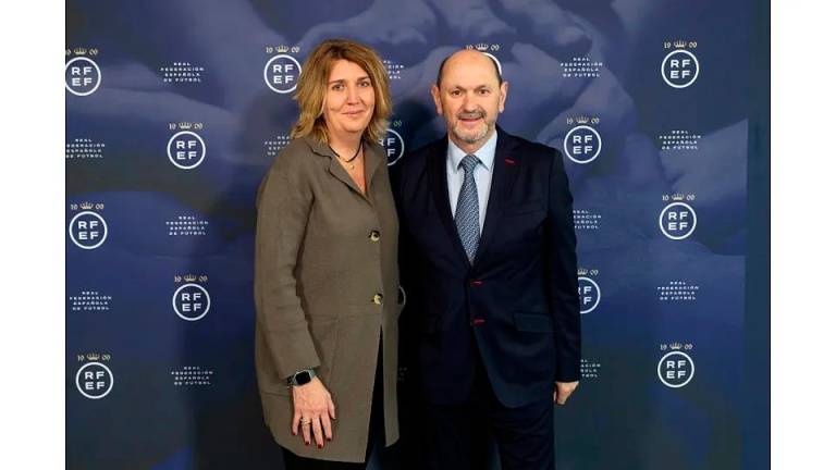 Conxita Esteve, junto al nuevo presidente, Rafael Louzán. FOTO: rfef