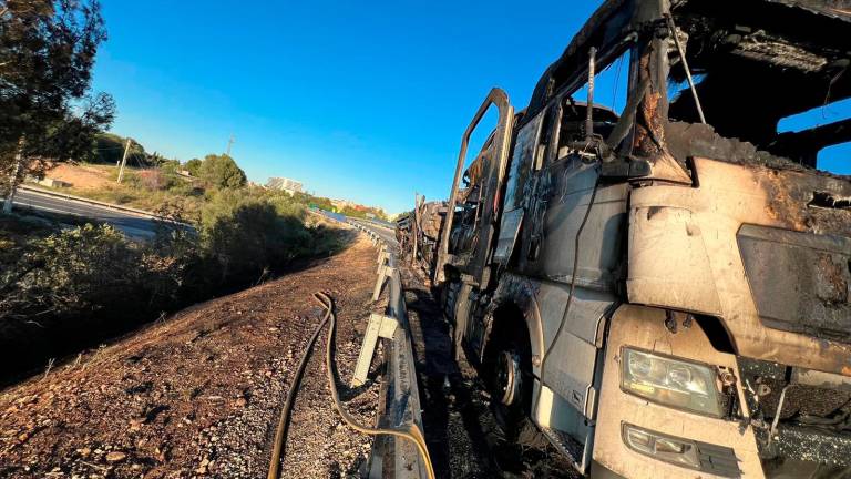 $!FOTOGALERÍA Y VÍDEO: Las llamas de 9 vehículos ‘cierran’ la autopista 16 horas