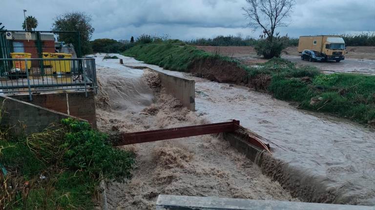 $!El barranco de Barenys, en Salou, al límite de su capacidad. Foto: Iván Alcalá