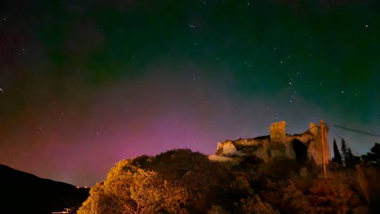 $!Querol con la silueta del castillo y las auroras boreales. Foto: Jordi Pijoan