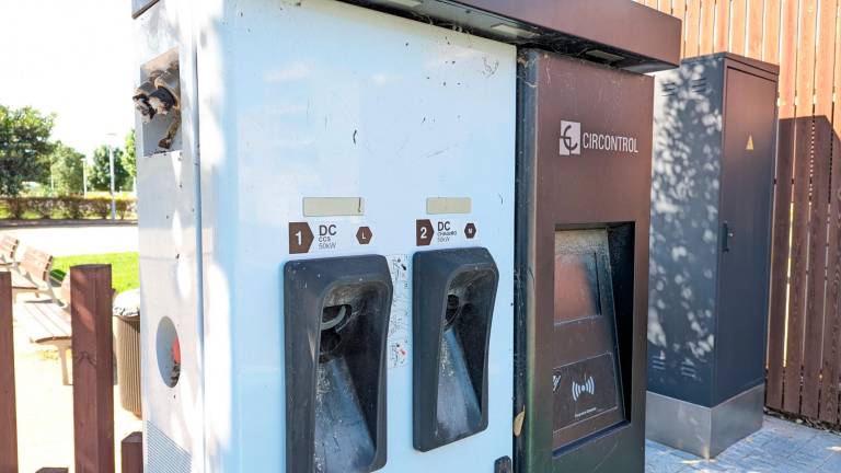 El cargador de coches eléctricos, ubicado en el aparcamiento del Parc d’Austràlia, con los dos cables cortados. FOTO: Àngel Ullate