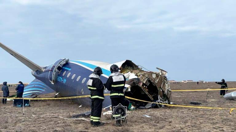 Miembros de los servicios de emergencias trabajan en el rescate de pasajeros de un avión que se estrelló cuando cubría la ruta entre la capital azerbaiyana, Bakú, y la ciudad rusa de Grozni, este miércoles. Al menos 28 personas ha sobrevivido, informaron fuentes locales. Foto: EFE