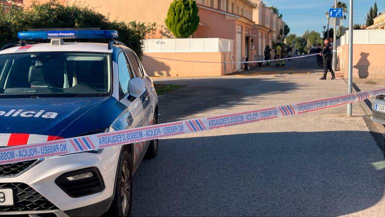 La calle está acordonada por los Mossos. Foto: J.M.B.