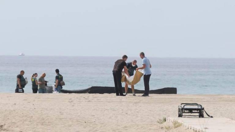 Imagen de archivo de una actuación de la Guardia Civil en una playa. Foto: cedida