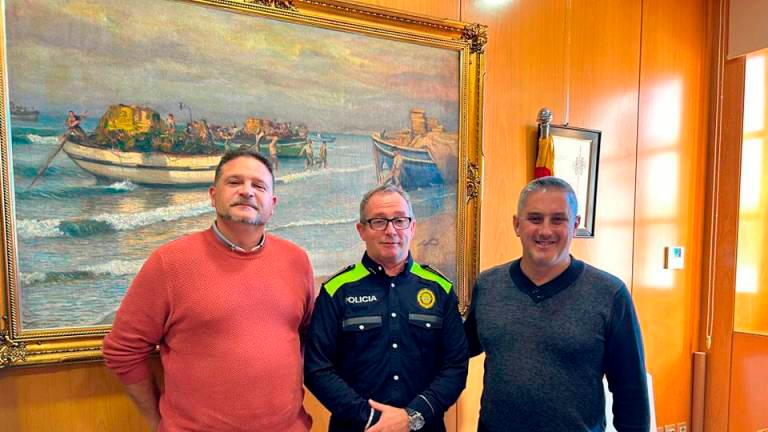 El jefe de la Policía Local con el concejal y el alcalde.