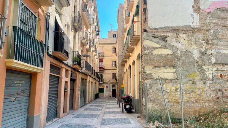 La agresión se produjo en la calle De Donotea, cerca de la plaza Mercadal y del Raval Santa Anna. Foto: Alba Mariné