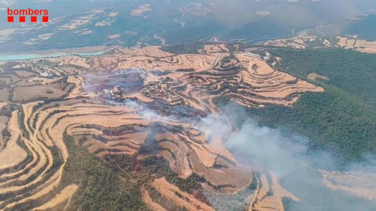 Captura de la vista aèria de l’incendi que s’ha declarat prop de Politg, a la Baronia de Rialb. Foto: ACN