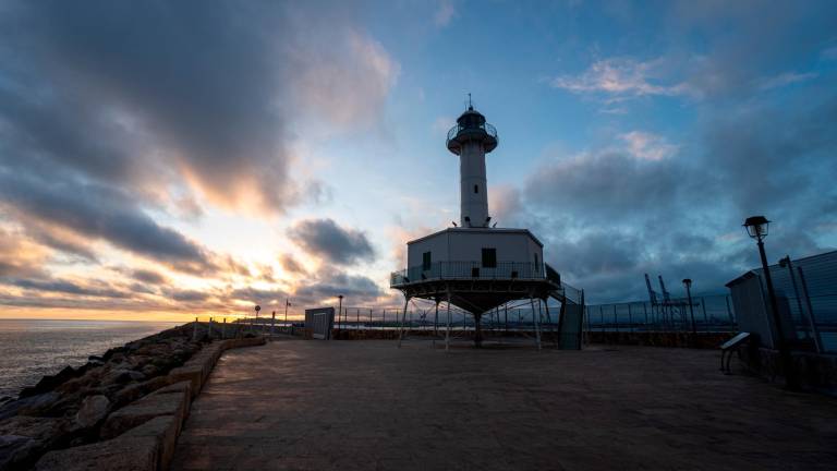 El Faro de La Banya sobre el dique de levante. FOTO: S. García