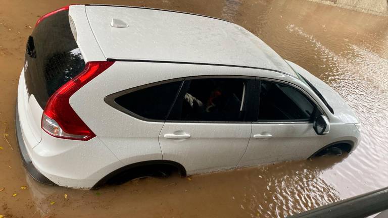 El coche atrapado en el paso inferior de Vila-seca con un padre y sus dos hijos. Foto: cedida