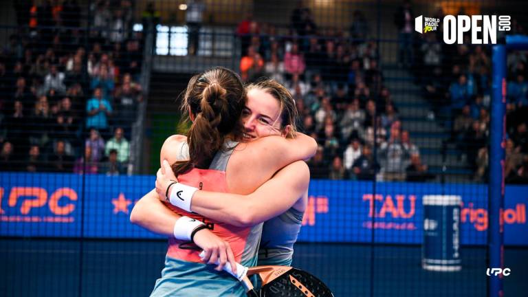 Ari y Paula celebran el título. FOTO: World Padel Tour