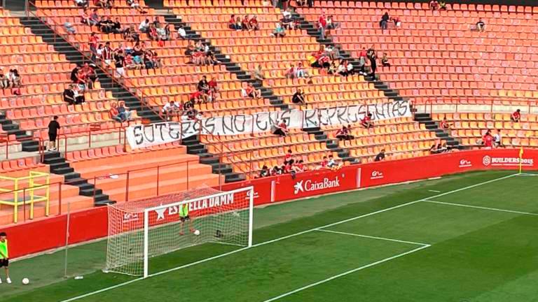 Imagen del Nou Estadi con la pancarta ‘Soteras no ens representas» que apareció en el Gol Nord durante un partido de la pasada temporada. Foto: DT
