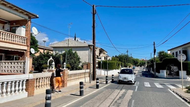 Aspecto actual de la calle Orquídies, la principal vía de acceso al barrio de la Llosa. Foto: ALBA MARINÉ