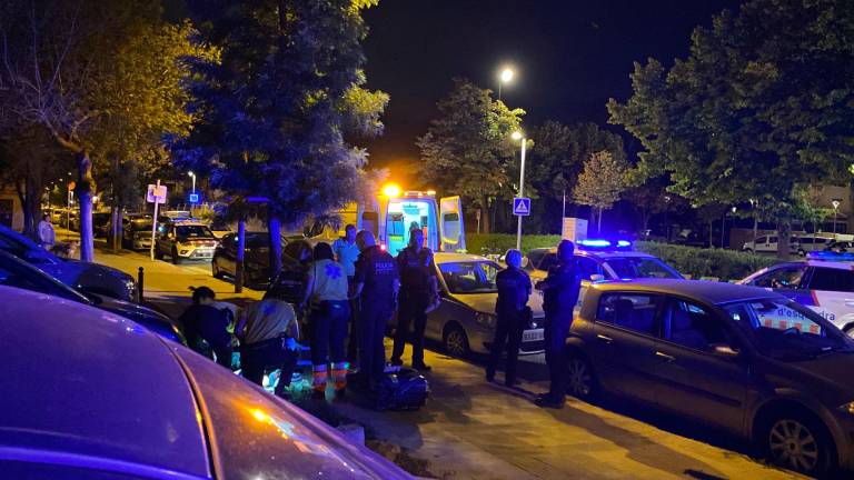 El SEM, atendiendo al hombre herido. Foto: Ivan Compte