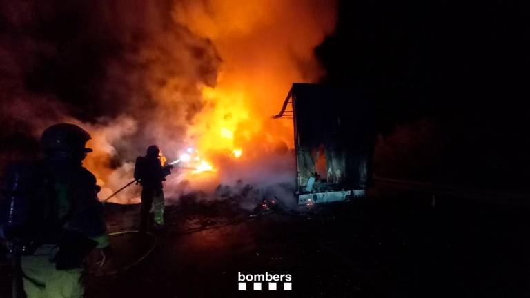 El camión en llamas esta madrugada. Foto: Bombers