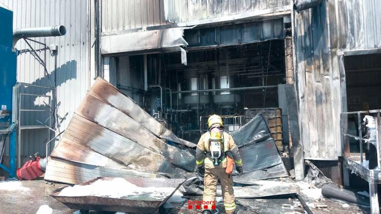 Los daños provocados por el incendio en una nave de Camarles. Foto: Bombers