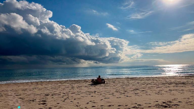 Las nubes sobre la playa de Calafell. FOTO: JMB