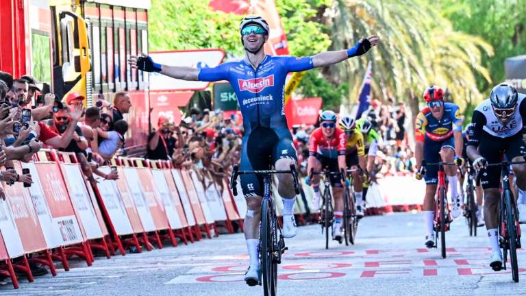 Kaden Groves celebra el triunfo de etapa en la Vuelta a España en Tarragona. Foto: RTVE