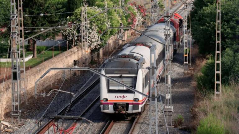 Imagen de un tren de media distancia a su paso por el tramo de Reus. Foto: DT