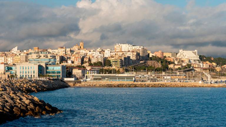 Tarragona vista desde el dique de levante. FOTO: S. García