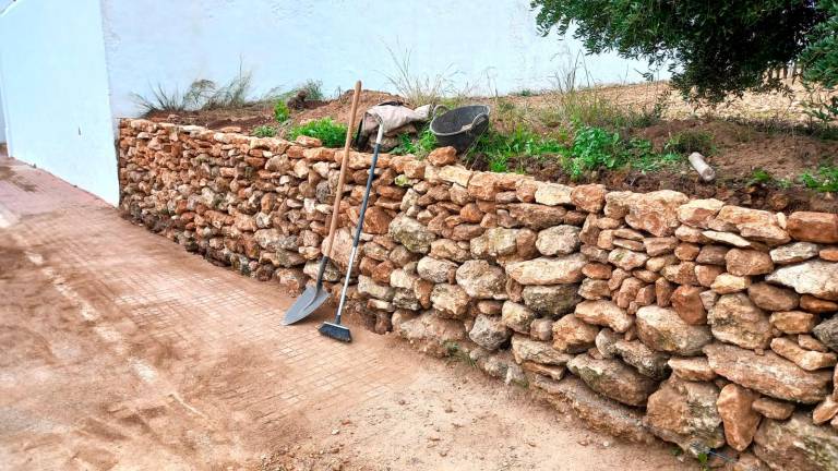 $!El muro recuperado en el camino del cementerio de Banyeres.