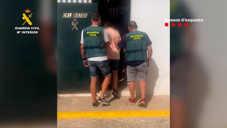 El detenido, custodiado por dos agentes de la Benemérita. Foto: G.C.