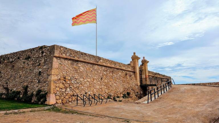 En el exterior ya no queda ni rastro de las obras y han instalado un aparcabicis y una barandilla en la rampa de acceso. Foto: Àngel Ullate