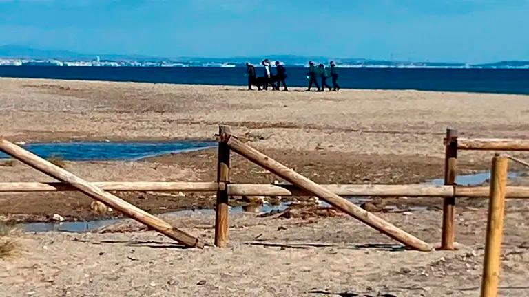 Momento del levantamiento del cadáver del joven el domingo 2 de febrero en la playa Punta del Riu. Foto: cedida