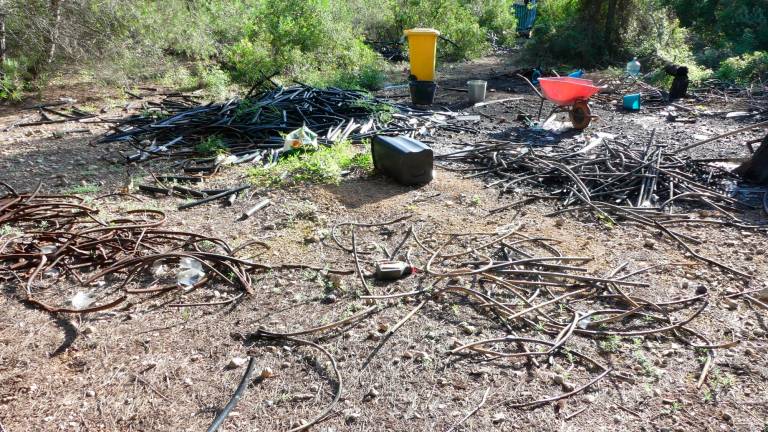 Una finca abandonada estaba siendo utilizada para quemar el cable de la luz robado de Tarragona. Foto: Guàrdia Urbana