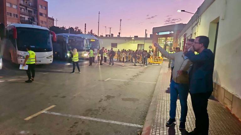 Kenneth Martínez, esta mañana, junto a los buses en la estación de Sant Vicenç de Calders. Foto: Cedida