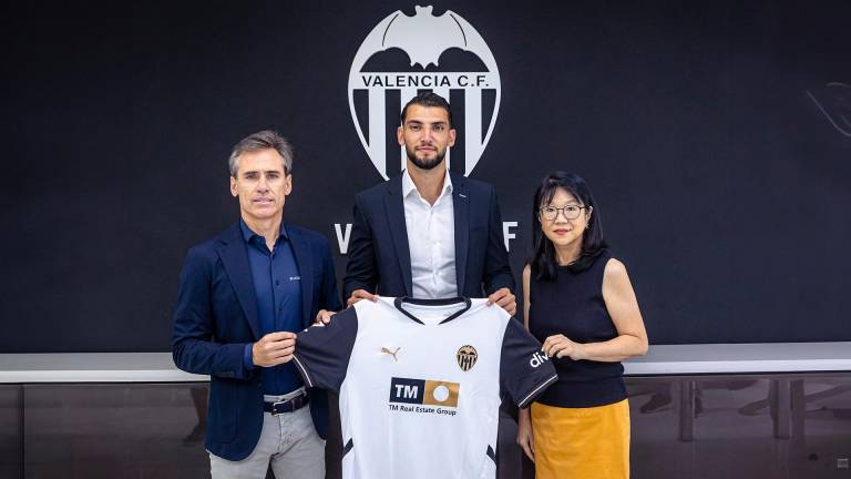 Rafa Mir, centro de la imagen, en su presentación con el Valencia. Foto: EFE