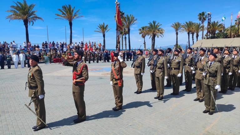 Al acabar, los jurandos han recibido un certificado y una bandera de España de recuerdo. FOTO: I. Alcalá