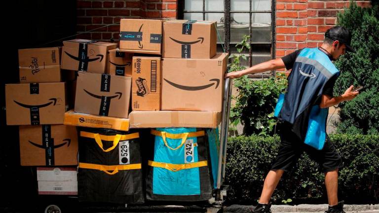 Imagen de archivo de un repartidor de Amazon. Foto: EFE